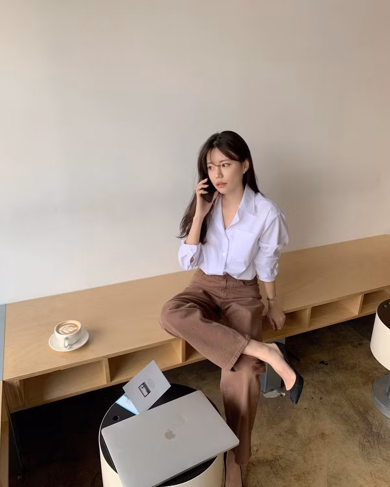 Áo sơ mi + quần jeans chưa bao giờ là công thức lỗi mốt. Tuy nhiên, nàng hãy biến tấu outfit của mình bằng cách lựa chọn các tông màu sáng hoặc mới mẻ hơn như: nâu, be, ghi, hồng,... Bí quyết diện áo sơ mi cá tính, quyến rũ