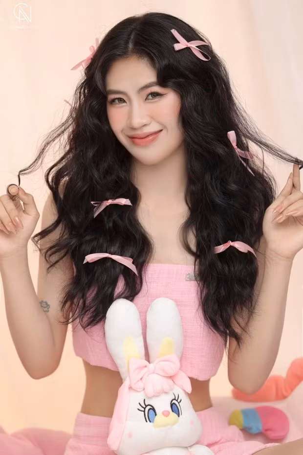 Có ai nhận ra một tiền vệ dũng mãnh của tuyển nữ Việt Nam, người vừa lập siêu phẩm trong trận Việt Nam gặp Nepal ASIAD 2023? Đón sinh nhật tuổi 22, tiền vệ Thanh Nhã khiến triệu fan 'phát sốt'