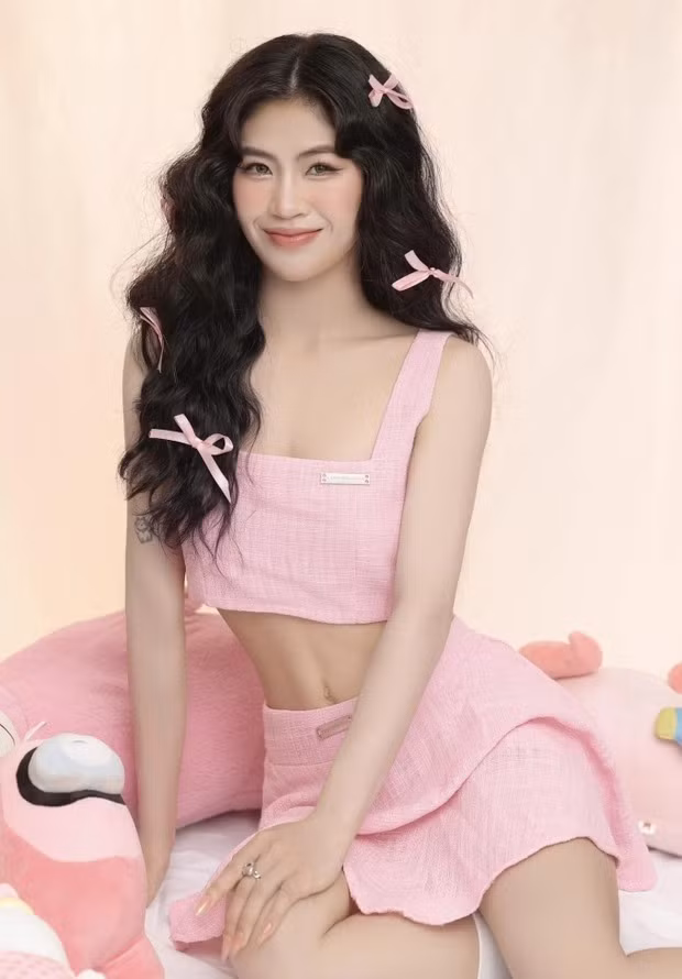Trang điểm tông hồng 'cute' cùng trang phục khoe khéo vòng eo mơ ước, Thanh Nhã hóa thân thành cô gái vô cùng ngọt ngào, xinh đẹp. Đón sinh nhật tuổi 22, tiền vệ Thanh Nhã khiến triệu fan 'phát sốt'