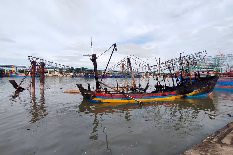 Đến chiều nay, lực lượng chức năng vẫn đang thống kê thiệt hại, ước tính lên tới hàng chục tỷ đồng. (Ảnh: Phạm Tâm). Hiện trường vụ cháy 5 tàu cá thiệt hại hàng chục tỷ đồng tại Nghệ An