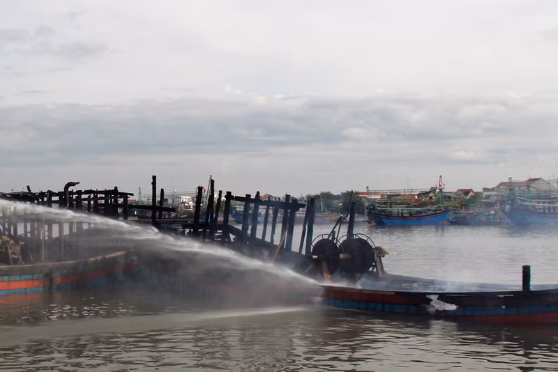 Không lâu sau, ngọn lửa nhanh chóng lan ra tàu của anh Hồ Đình Việt, Đào Xuân Thắng, Trần Văn Đoàn và Trần Văn Tấn (cùng trú tại huyện Quỳnh Lưu). Hiện trường vụ cháy 5 tàu cá thiệt hại hàng chục tỷ đồng tại Nghệ An