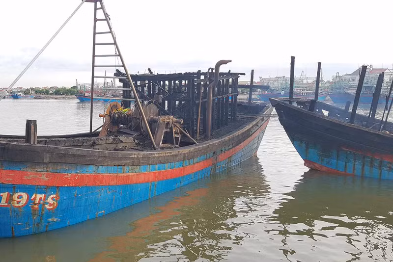 5 tàu cá bị cháy đều có công suất hơn 800CV, được đầu tư trên dưới chục tỷ đồng/chiếc. Hiện trường vụ cháy 5 tàu cá thiệt hại hàng chục tỷ đồng tại Nghệ An