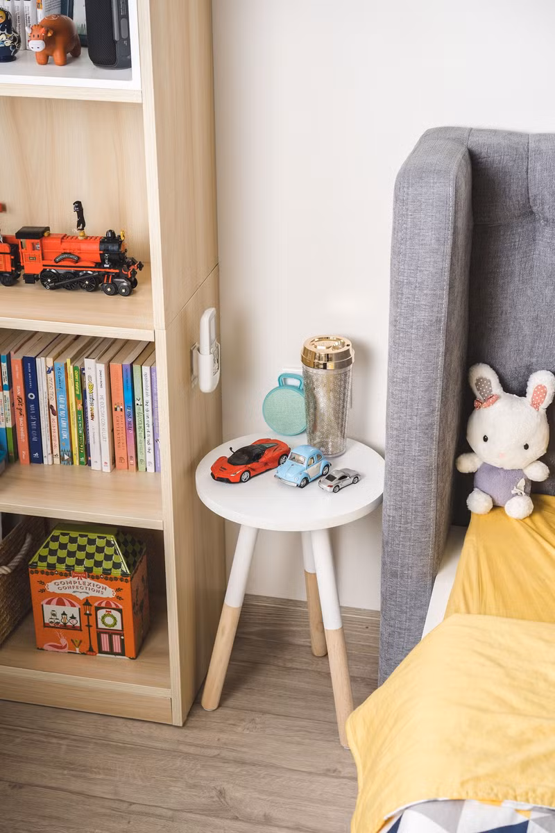 Góc đầu giường để những vật dụng hay dùng hàng ngày. Thiết kế phòng ngủ khiến cô nàng tuổi teen mê tít