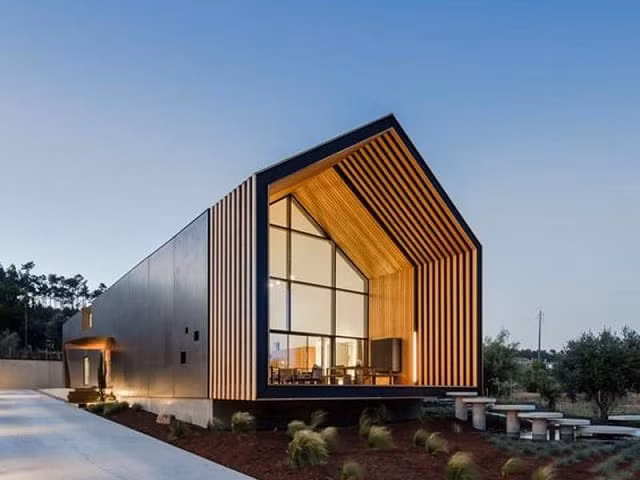 Nhà bằng gỗ kết hợp với kính, tạo nên không gian sống đắt giá. Những mẫu nhà gỗ đẹp mê mẩn, giúp bạn tận hưởng cảm giác yên bình