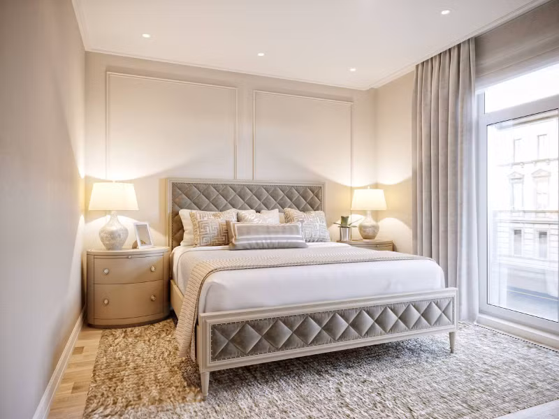 Cả căn phòng chỉ sử dụng một chiếc giường ngủ màu xám, hai chiếc kệ đầu giường đơn giản cùng đèn ngủ ánh vàng và rèm cửa cùng tông màu tạo nên sự thoải mái và gọn gàng. Gợi ý cách trang trí phòng ngủ lãng mạn, ấm cúng