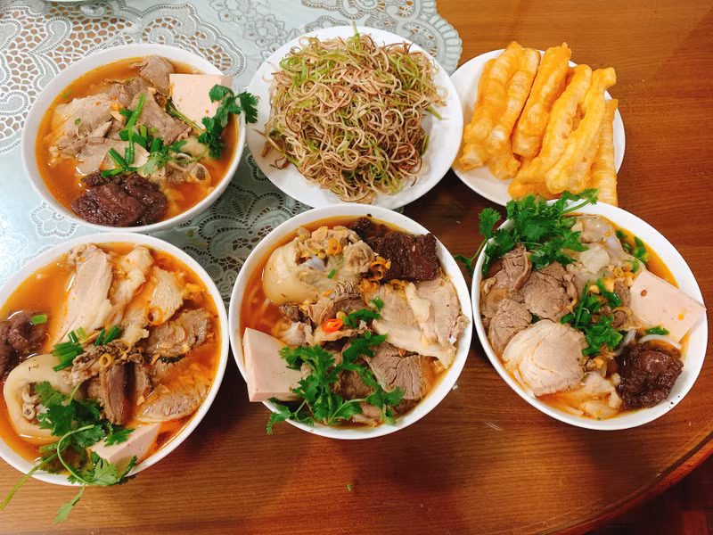 Bún bò Huế. Gợi ý thực đơn món ngon dễ làm đãi khách dịp nghỉ lễ 2/9