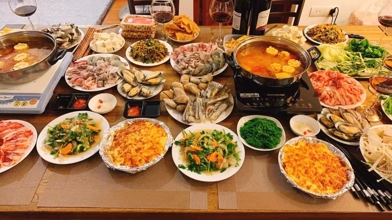 Lẩu hải sản, tôm bỏ lò. Gợi ý thực đơn món ngon dễ làm đãi khách dịp nghỉ lễ 2/9