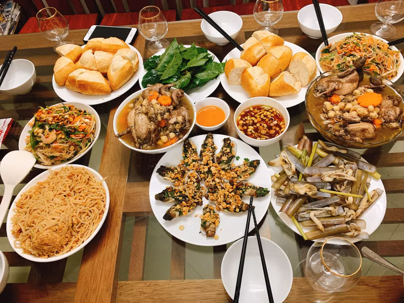 Chim hầm, ốc móng tay, tu hài nướng, nem thính. Gợi ý thực đơn món ngon dễ làm đãi khách dịp nghỉ lễ 2/9