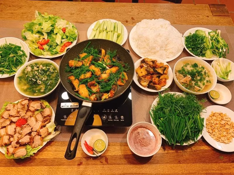 Chả cá, thịt quay tự làm, canh măng cá. Gợi ý thực đơn món ngon dễ làm đãi khách dịp nghỉ lễ 2/9