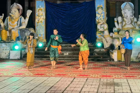 Biểu diễn nghệ thuật sân khấu Dì Kê của đồng bào Khmer xã Ô Lâm, tỉnh An Giang.