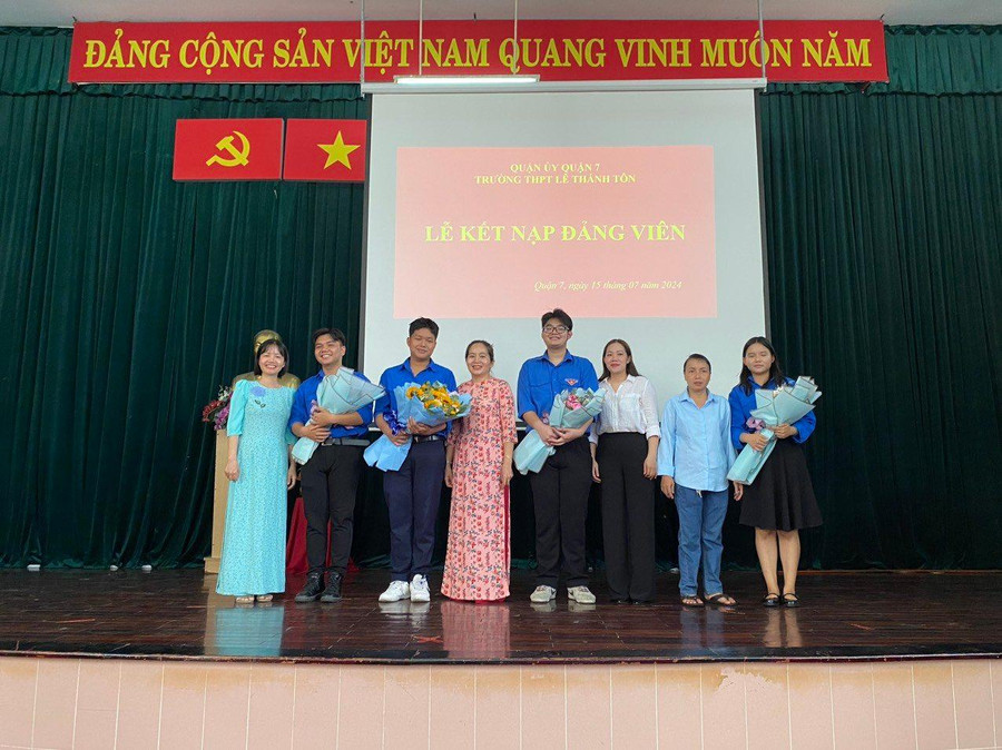 Gia đình chúc mừng Đảng viên mới. (Ảnh: Hoàng Anh).