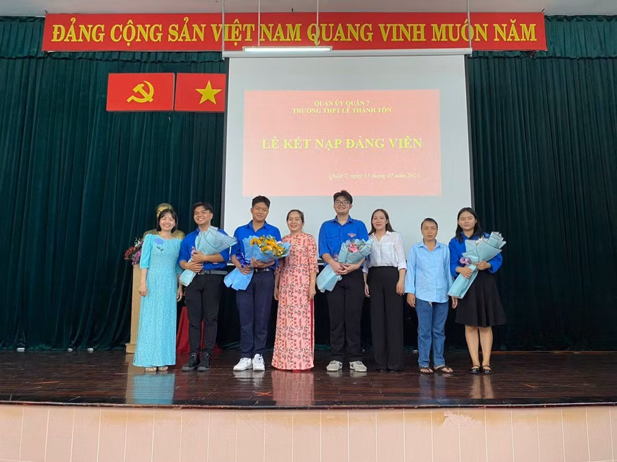 Gia đình chúc mừng Đảng viên mới. (Ảnh: Hoàng Anh).