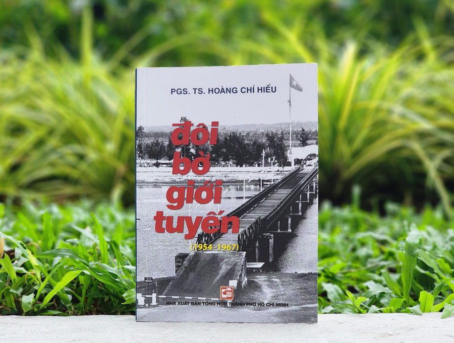 Bìa sách "Đôi bờ giới tuyến (1954-1967)". (Ảnh: Quỳnh My).