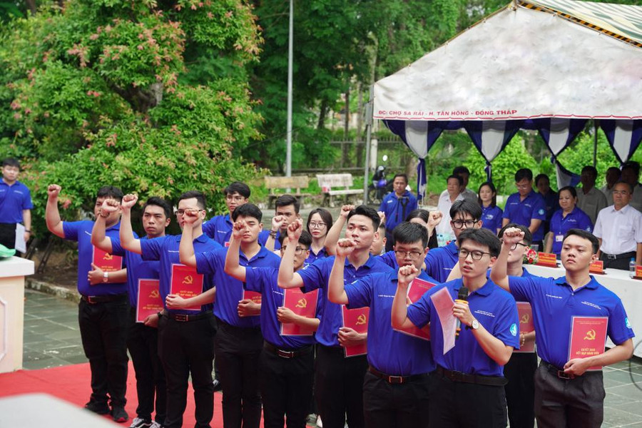 16 Đảng viên thuộc Đảng ủy Trường Đại học Bách khoa TPHCM đọc lời tuyên thệ. (Ảnh: NTCC)