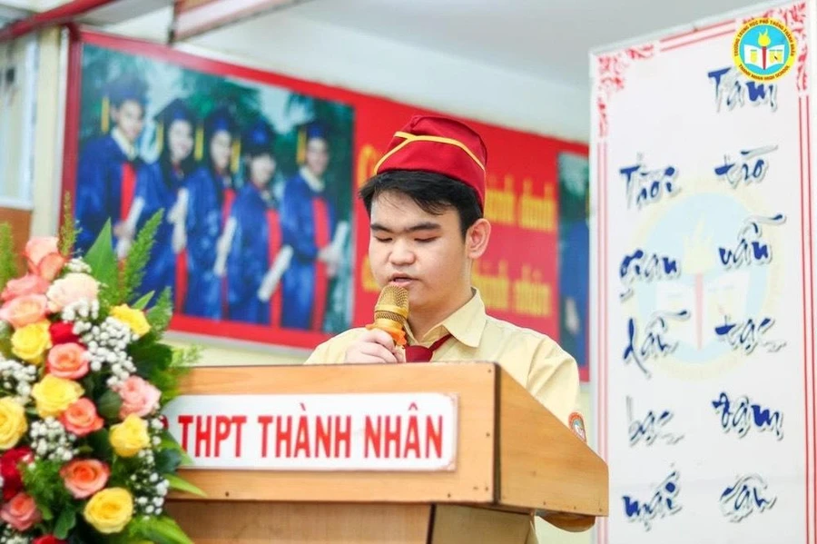 Nguyễn Minh Nhật vinh dự được nhà trường chọn đại diện học sinh phát biểu tại lễ tổng kết. (Ảnh: NVCC).