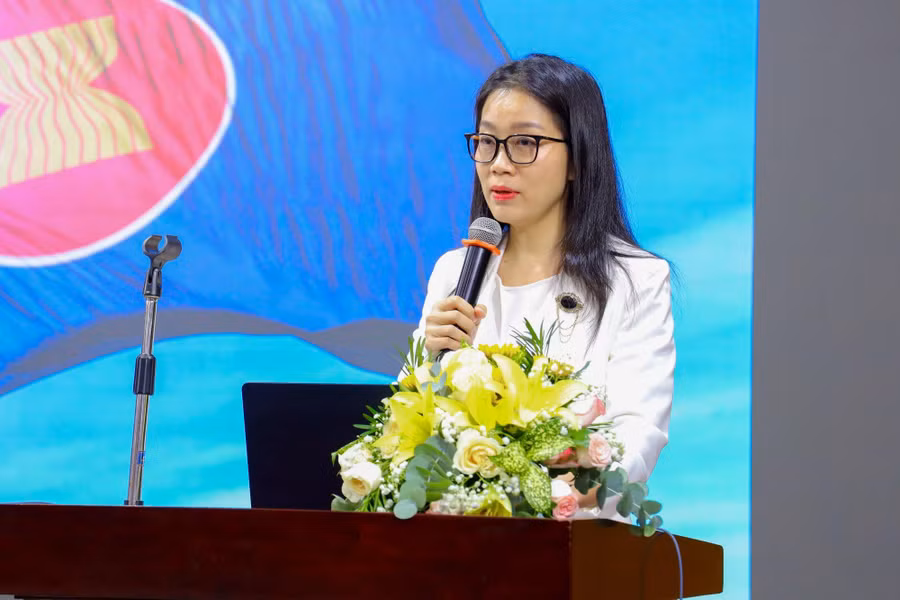 ThS. Trần Ngọc Hà- trình bày tham luận.jpg