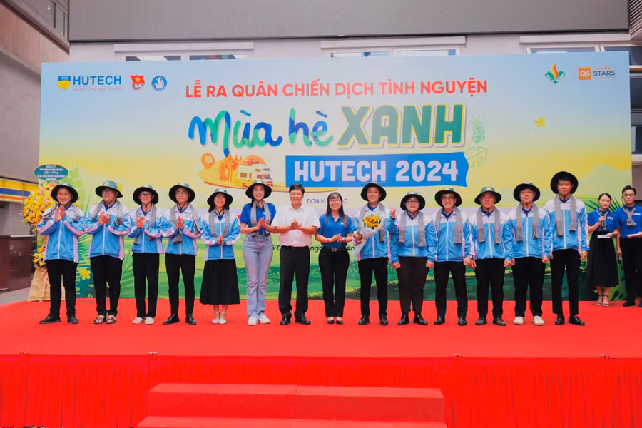 hình trao nón và khăn rằn.jpg