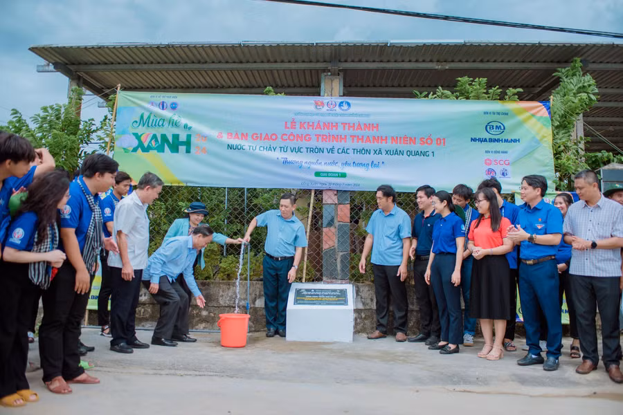 Các đại biểu khánh thành công trình lắp đặt hệ thống nước tự chảy từ Vực Tròn về các thôn của xã Xuân Quang 1, huyện Đồng Xuân, tỉnh Phú Yên. (Ảnh: Khánh Huy) 