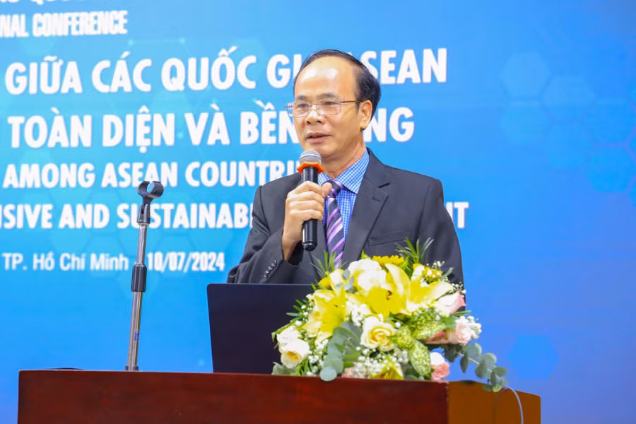 PGS.TS. Vũ Văn Nhiêm-Bí thư Đảng ủy, Chủ tịch Hội đồng trường phát biểu khai mạc hội thảo.jpg