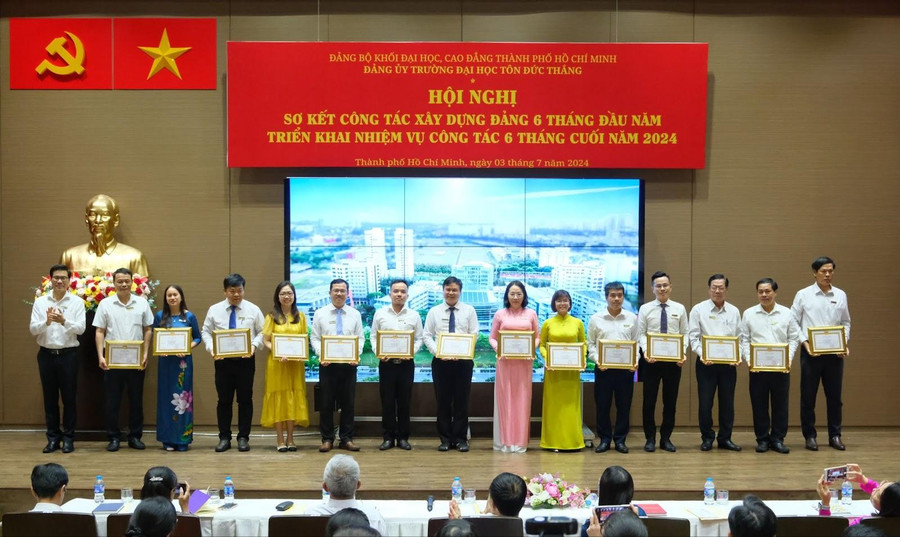 Các cá nhân có thành tích tiêu biểu trong học tập và làm theo tư tưởng, đạo đức, phong cách Hồ Chí Minh. (Ảnh: Khánh Huy).