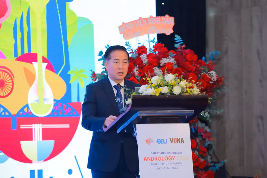 PGS Tran Vinh Hung phat bieu khai mac.jpg