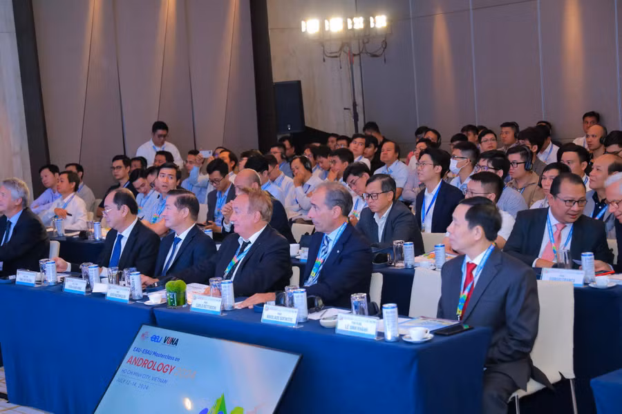 Đại biểu và các học viên tham gia khóa đào tạo nam khoa tiêu chuẩn Châu Âu 2024.jpg