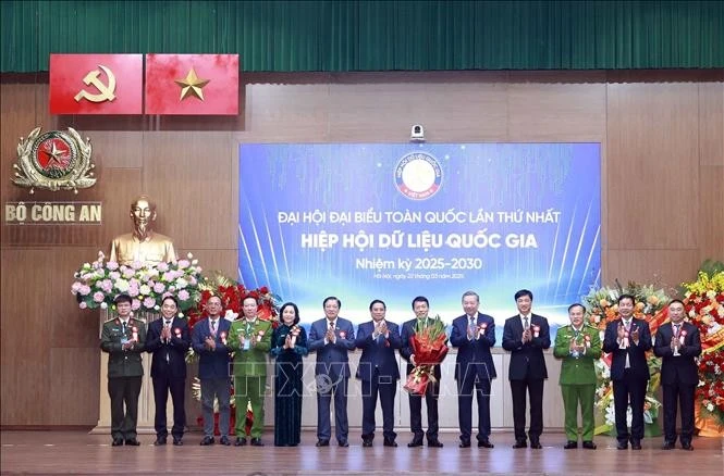 Tổng Bí thư Tô Lâm và Thủ tướng Phạm Minh Chính chúc mừng Ban Thường vụ Hiệp hội Dữ liệu quốc gia nhiệm kỳ 2025 - 2030. Ảnh: Thống Nhất/TTXVN