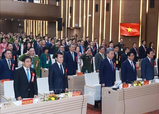 Tổng Bí thư Tô Lâm, Thủ tướng Phạm Minh Chính và các đại biểu thực hiện nghi thức chào cờ. Ảnh: Thống Nhất/TTXVN