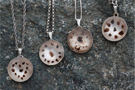 Những dây chuyền này thường được bố mẹ mang theo bên mình. Làm vật trang trì bằng nhau thai