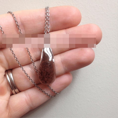 Một chiếc dây chuyền có chứa nhau thai bên trong Làm vật trang trì bằng nhau thai