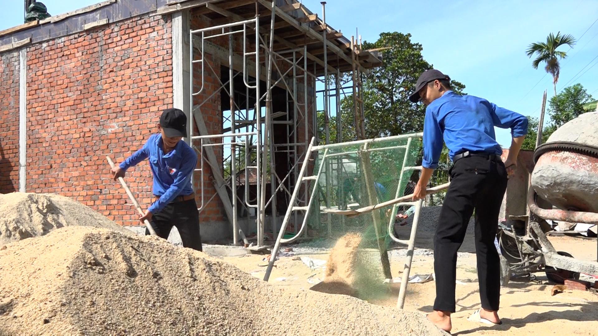 Những căn nhà mới được Đoàn thanh niên tỉnh Quảng Nam hỗ trợ xây mới. bà Mai (1).jpg