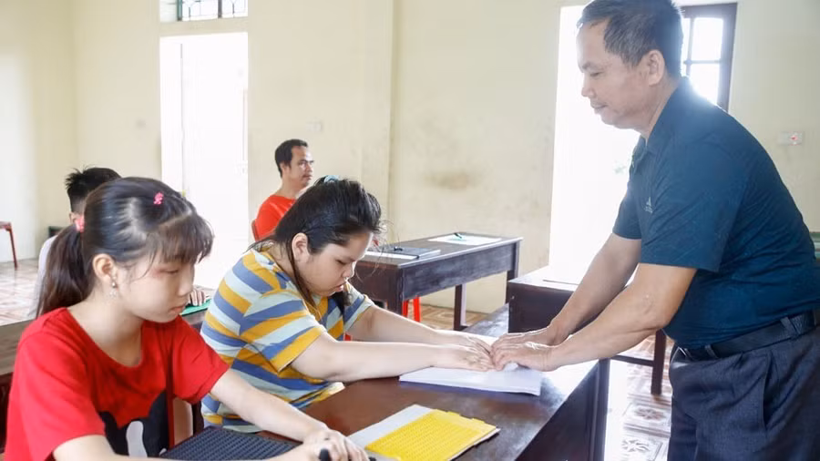 Lớp học chữ nổi Braille tại Trung tâm Phục hồi chức năng dạy chữ, dạy nghề Ninh Bình. 