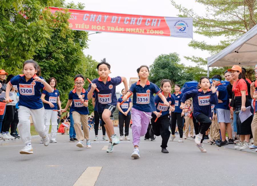 Học sinh Trường Tiểu học Trần Nhân Tông (Nam Định, Ninh Bình) hào hứng tham gia hoạt động trải nghiệm “Chạy đi chờ chi”.