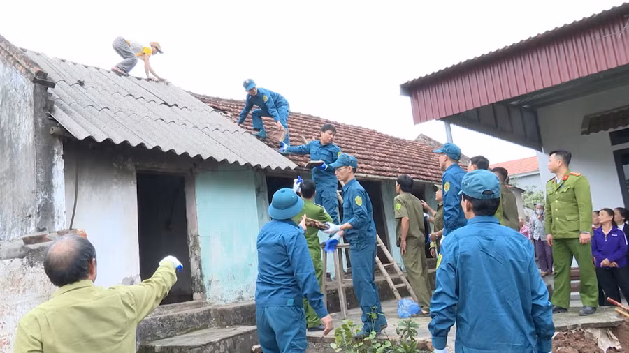 Các lực lượng tham gia hỗ trợ xóa nhà dột nát cho hộ nghèo.