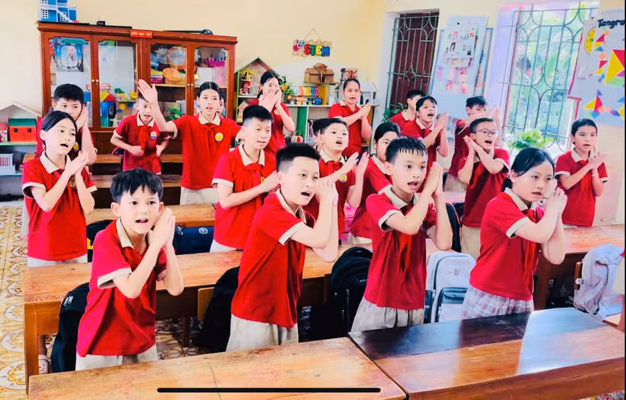 Học sinh Trường Tiểu học Ý Yên (xã Ý Yên, tỉnh Ninh Bình) hào hứng tham gia hoạt động học tập trên lớp.