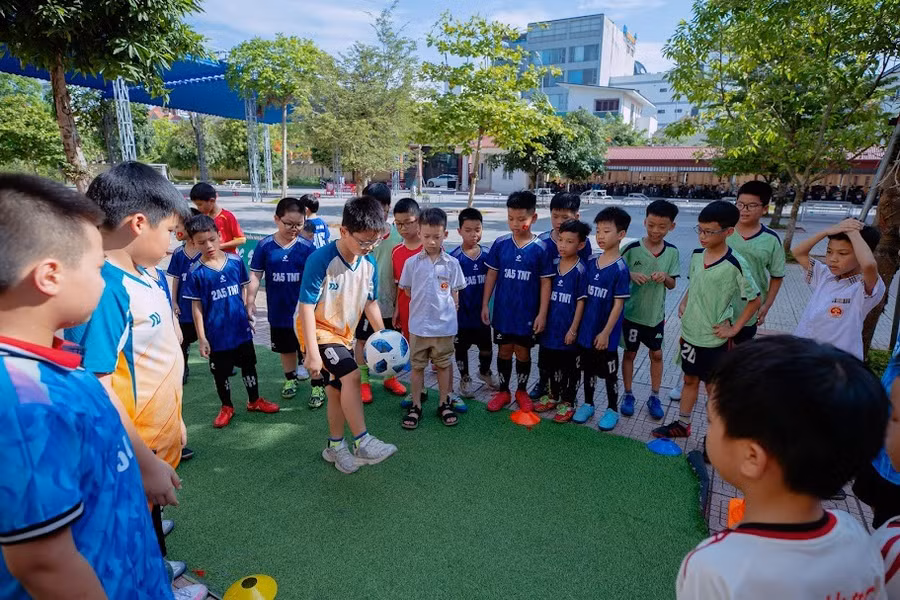 Học sinh Trường Tiểu học Trần Nhân Tông (phường Đông A) tham gia hoạt động thể thao, kỹ năng trong dịp hè.