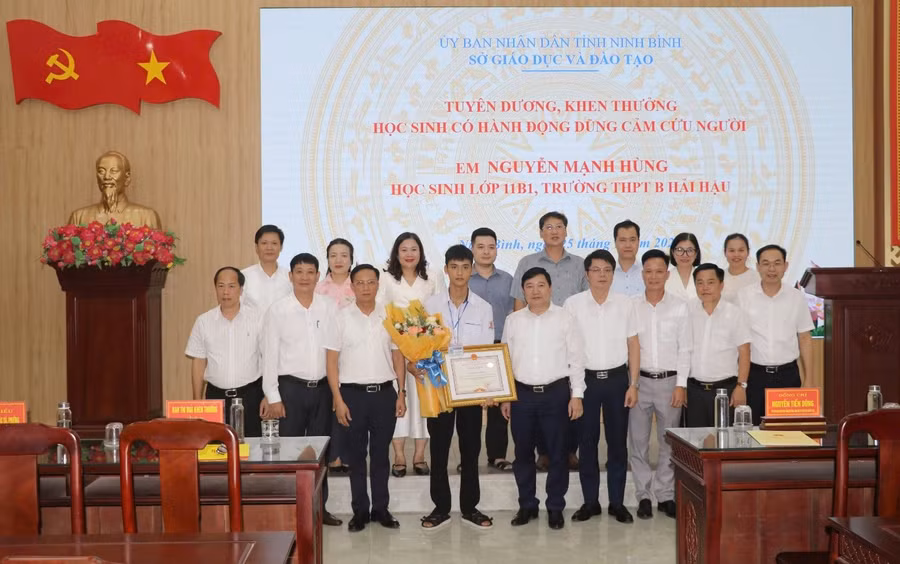 Em Nguyễn Mạnh Hùng cùng các đại biểu tại chương trình.