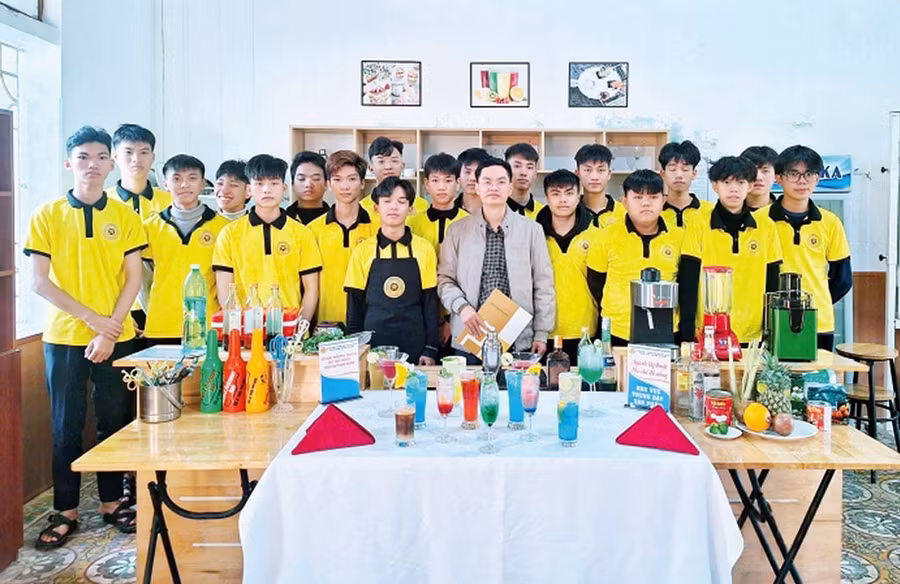 Học viên Trung tâm GDNN-GDTX Hải Hậu thực hành kỹ thuật pha chế đồ uống trong chương trình liên kết đào tạo với Trường Trung cấp Quốc tế Hà Nội. Ảnh: Thành Trung