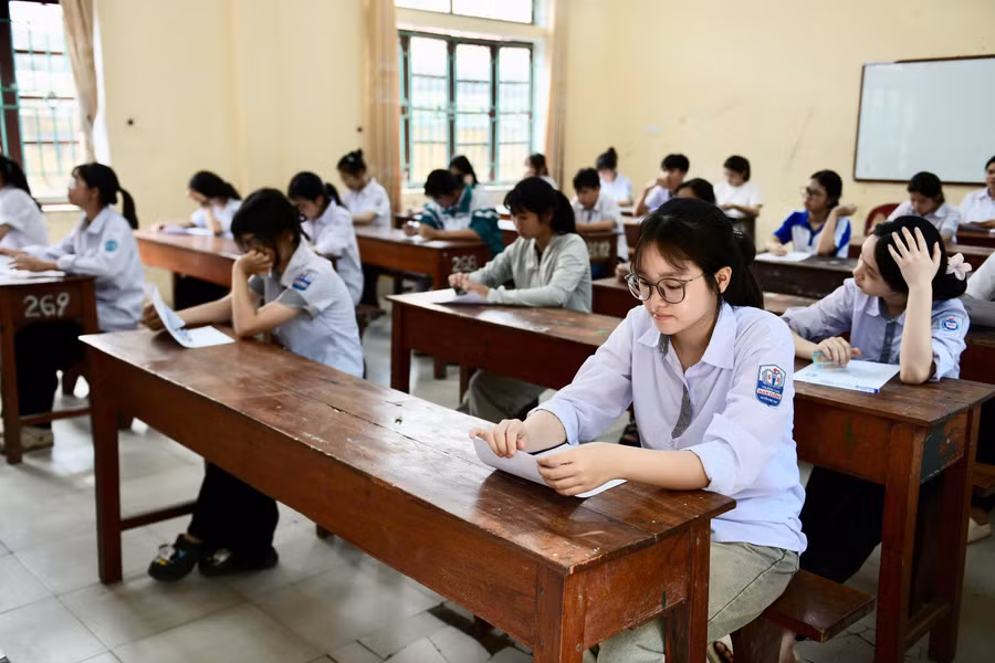 Thí sinh làm thủ tục dự thi tại điểm thi Trường THPT Trần Văn Bảo trước kỳ thi tuyển sinh lớp 10.