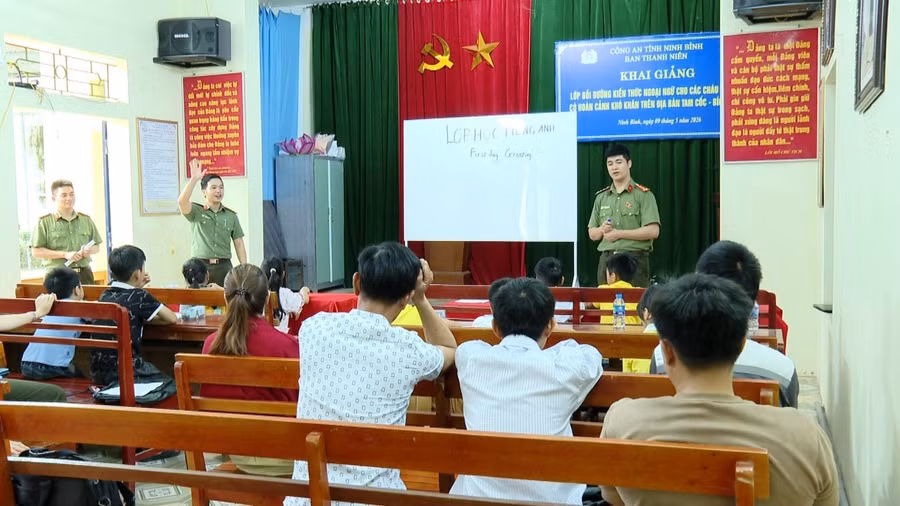 Lớp học tiếng Anh miễn phí dành cho trẻ em có hoàn cảnh khó khăn. Ảnh: Công an tỉnh Ninh Bình.