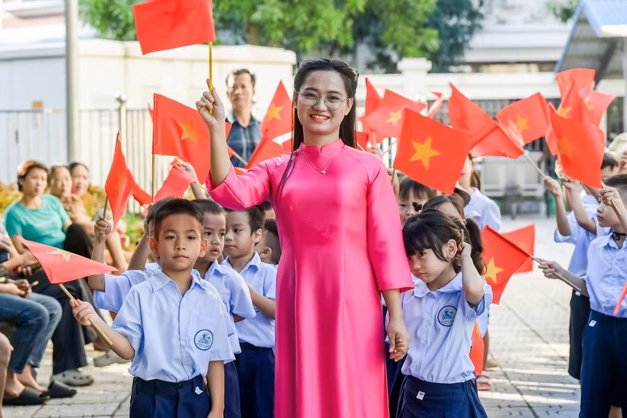 Cô trò Trường Tiểu học Nguyễn Tất Thành (Nam Định, Ninh Bình) trong ngày khai giảng năm học 2025-2026. 