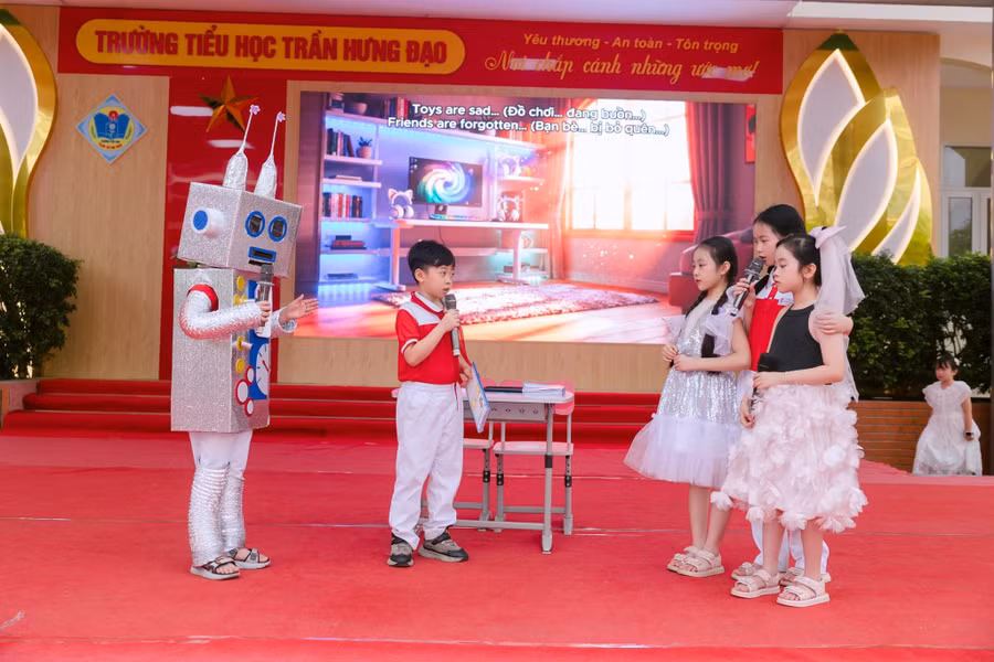 Hoạt động sân khấu hóa, giao lưu bằng tiếng Anh thu hút học sinh tham gia sôi nổi tại Trường Tiểu học Trần Hưng Đạo (phường Hồng Gai).