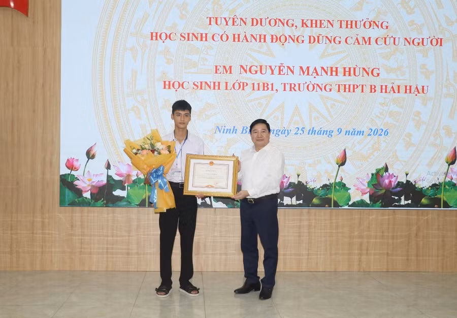 Ông Nguyễn Tiến Dũng, Giám đốc Sở GD&ĐT tỉnh Ninh Bình trao Bằng khen của Chủ tịch UBND tỉnh cho em Nguyễn Mạnh Hùng. anh-04.jpg