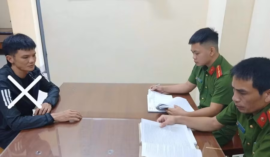 Cơ quan Công an ghi lời khai Trần Hữu Quân (Ảnh: Công an Ninh Bình).
