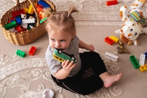 Các nhà nghiên cứu tìm thấy 96 hóa chất ở trẻ mới biết đi—nhiều loại không được kiểm soát, tất cả đều được hấp thụ qua cuộc sống hàng ngày.