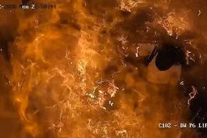 Khoảnh khắc thang máy bùng cháy dữ dội vì chùm bóng bay