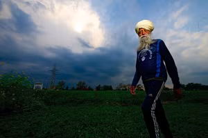 Vận động viên chạy marathon Fauja Singh tại nhà riêng ở Jalandhar, Ấn Độ, ngày 20/3/2014. Ảnh: Hindustan Times/Mint/Getty Images