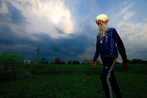 Vận động viên chạy marathon Fauja Singh tại nhà riêng ở Jalandhar, Ấn Độ, ngày 20/3/2014. Ảnh: Hindustan Times/Mint/Getty Images