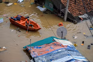 Hình ảnh thủ đô Indonesia chìm trong biển nước, hàng nghìn người sơ tán