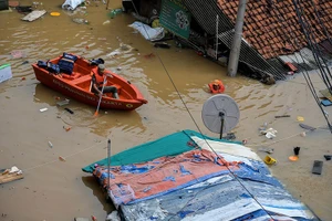 Hình ảnh thủ đô Indonesia chìm trong biển nước, hàng nghìn người sơ tán